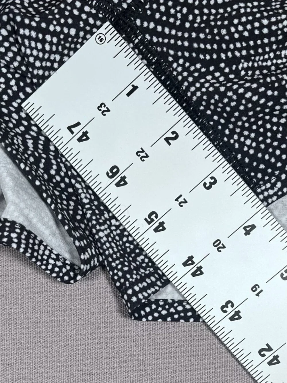Lululemon Tracker Elastic Waist Lined Black White Dotted Shorts - Women Size 8